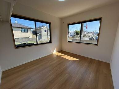 「1階洋室」約6帖、二面採光