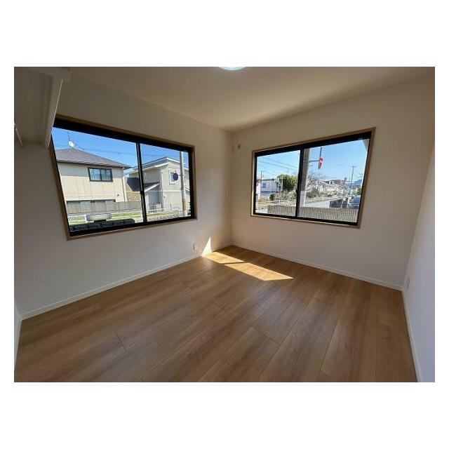 「1階洋室」約6帖、二面採光