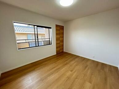 「2階洋室」約6.4帖、クローゼット付き