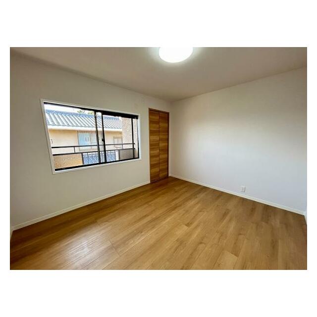 「2階洋室」約6.4帖、クローゼット付き