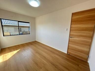 「2階洋室」約6.1帖、南向き