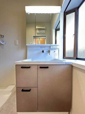 「洗面脱衣室」ハウステックの三面鏡洗面台、新品交換済み