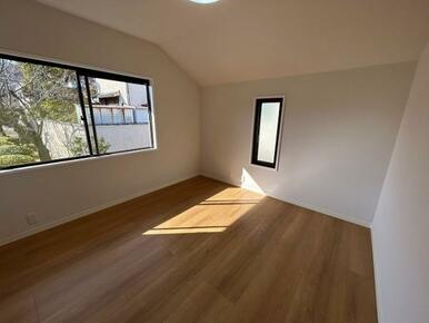 「2階洋室」約5.5帖、二面採光