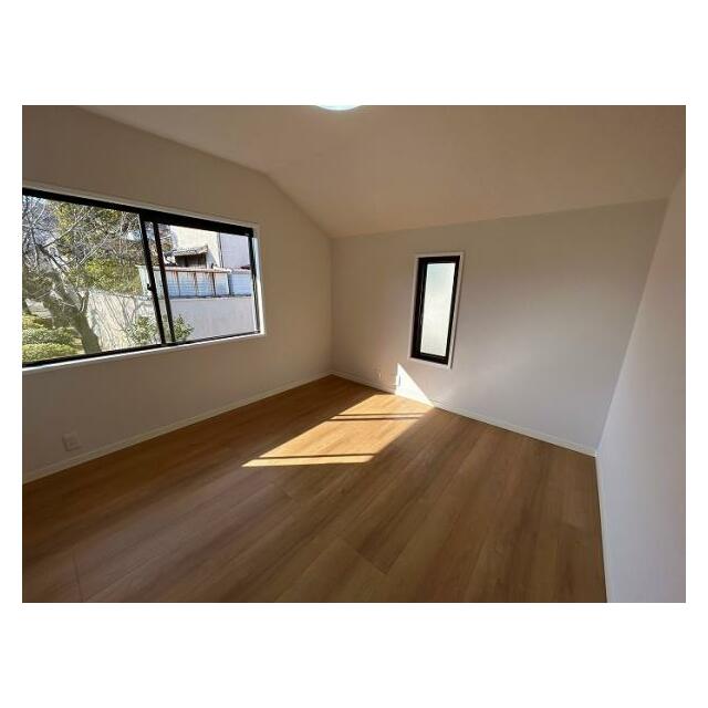 「2階洋室」約5.5帖、二面採光