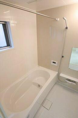 浴室　保温素材を標準装備　壁面・天井にたっぷりの保温材を装備し、暖まりやすく、冷めにくいので冬場の入