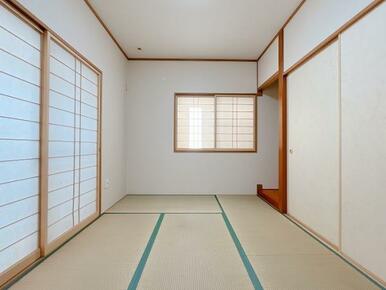 「和室」畳とクロス新品交換済みです。押入れと床の間がございます。