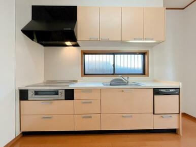 「キッチン」ビルトイン食洗器付きのシステムキッチンがございます。吊戸棚があり、収納豊富なのが嬉しいポイントです。