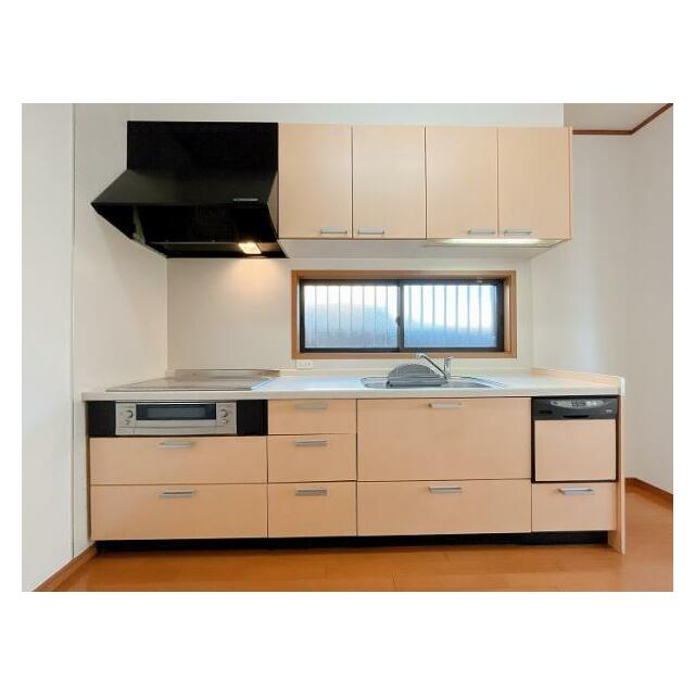 「キッチン」ビルトイン食洗器付きのシステムキッチンがございます。吊戸棚があり、収納豊富なのが嬉しいポイントです。