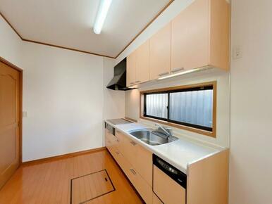 「キッチン」ビルトイン食洗器付きのシステムキッチンに床下収納もございます。すべてクリーニング済みです。