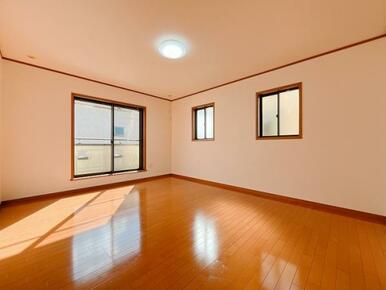 「2階　西側洋室約10帖」窓が3面あり、南側からバルコニーへ出られます。収納がございます。