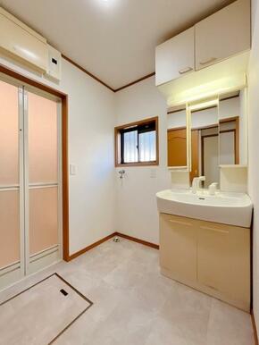 「脱衣所」クロスクッションフロア張替え済み、洗面台交換の追加リフォーム提案資料が現地にございます。