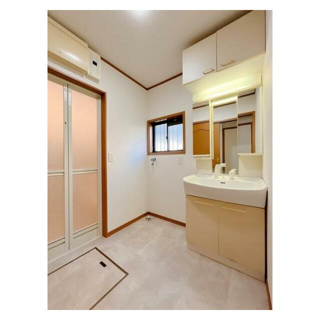 「脱衣所」クロスクッションフロア張替え済み、洗面台交換の追加リフォーム提案資料が現地にございます。