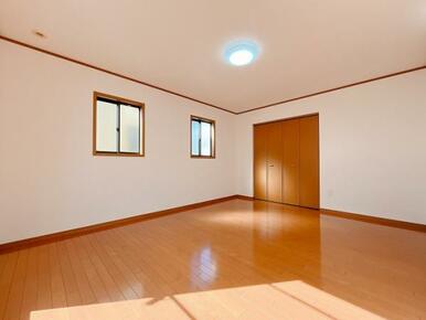 「2階　西側洋室約10帖」別角度の写真です。収納があり、クロス張り替え済み済みです。