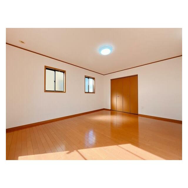 「2階　西側洋室約10帖」別角度の写真です。収納があり、クロス張り替え済み済みです。