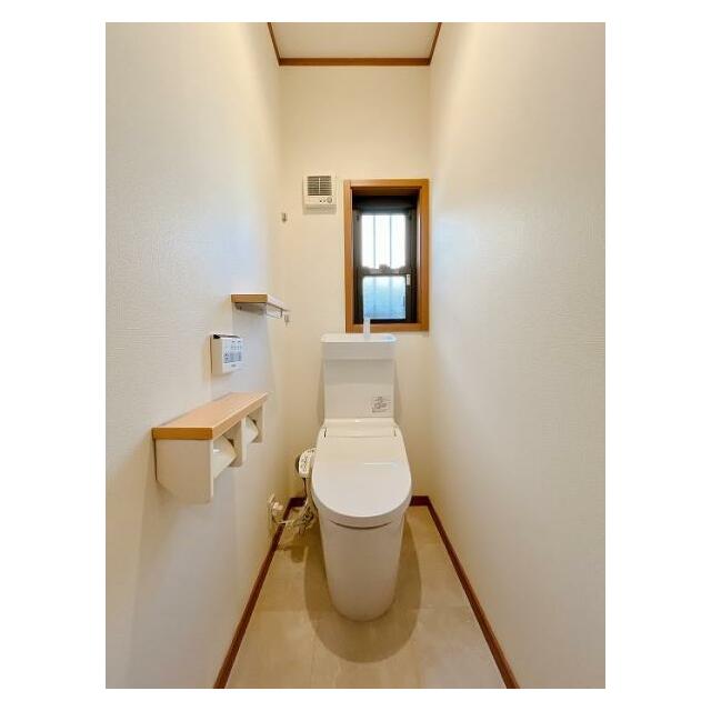 「1階トイレ」洗浄機付きのトイレがございます。クリーニング済み。