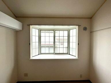 大きな窓が付いているため室内とても明るいです