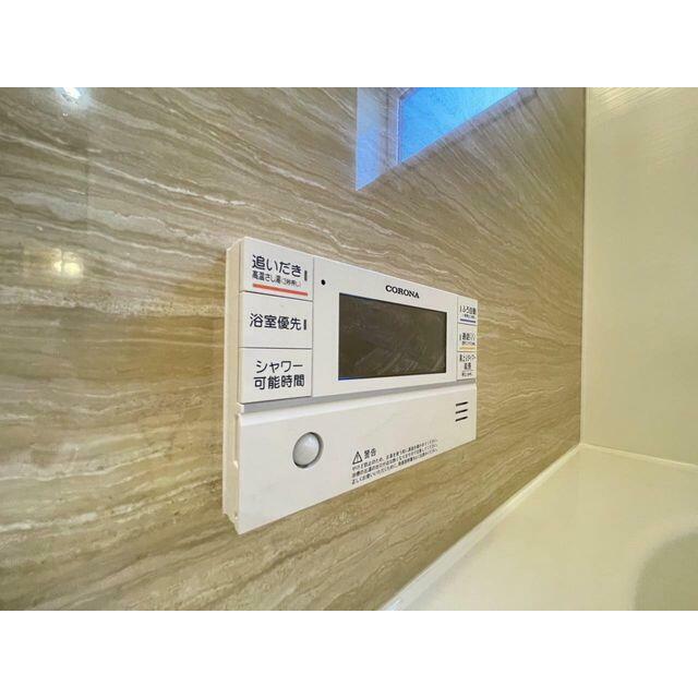 ボタンひとつでお湯張りや追い焚き、温度調整までしてくれる便利なオートバス機能付き！