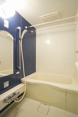 【浴室】ブルーのアクセントパネルがポイント！浴室乾燥暖房機能付きで雨天時の洗濯物干しスペースとしても