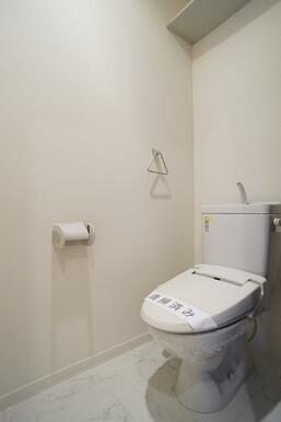 【トイレ】温水暖房洗浄便座♪トイレ上部には収納棚を設置。