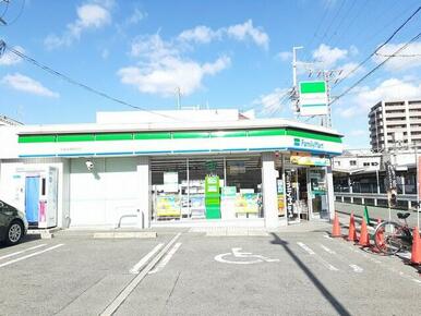 ファミリーマート金剛駅前店