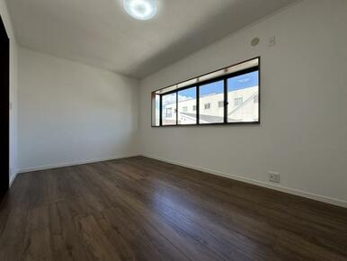 出窓のある3階東側洋室