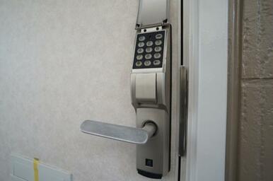 お部屋の玄関ドアはデジタロック仕様です！鍵の紛失も防げます。