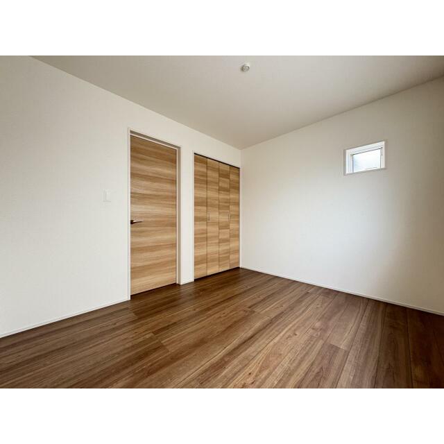 収納付き全居室なのでとても便利な仕様です♪お洋服がたくさんのご家族も安心です☆