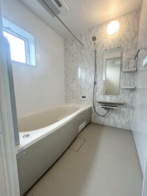 広々バスルーム。お子様とのふれあいの場所としても大切な空間。一日に疲れを癒す広々バスルームです。浴室