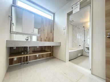 ワイドな洗面化粧台は朝のメイクやヘアセットなどの身支度もストレスなくこなせます。サニタリー収納もある