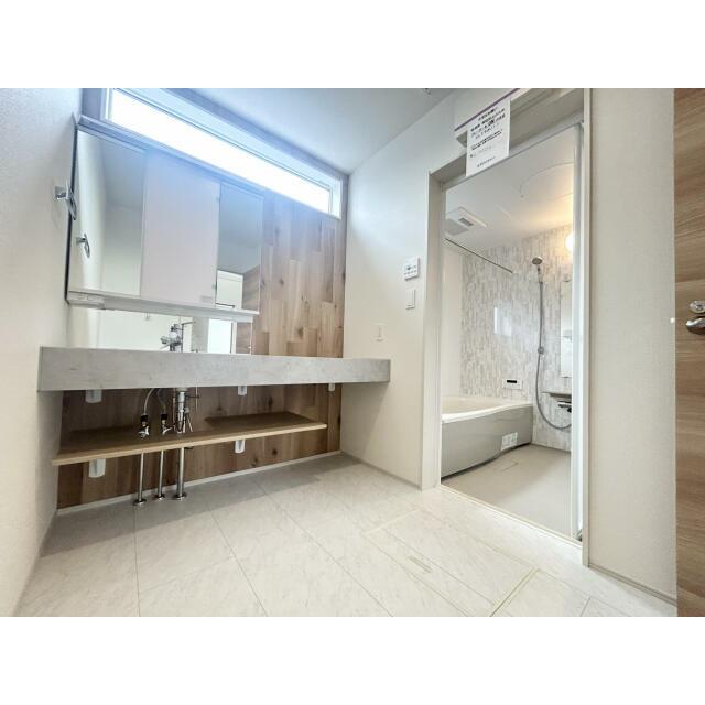 ワイドな洗面化粧台は朝のメイクやヘアセットなどの身支度もストレスなくこなせます。サニタリー収納もある