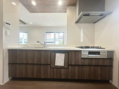 キッチンからリビング全体を見渡せ、そして、家族全員と会話ができる人気の高いオープンキッチン。大型の食