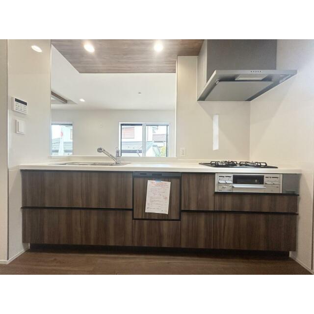 キッチンからリビング全体を見渡せ、そして、家族全員と会話ができる人気の高いオープンキッチン。大型の食