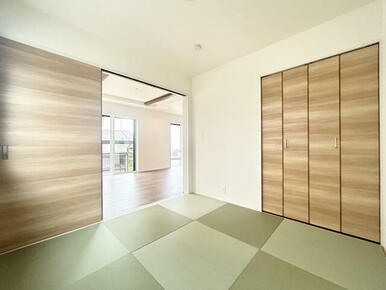 畳に座ったり、ごろんと寝転がった時の安堵感は独特のものです。やさしい手触りや素朴なぬくもりが安らぎを