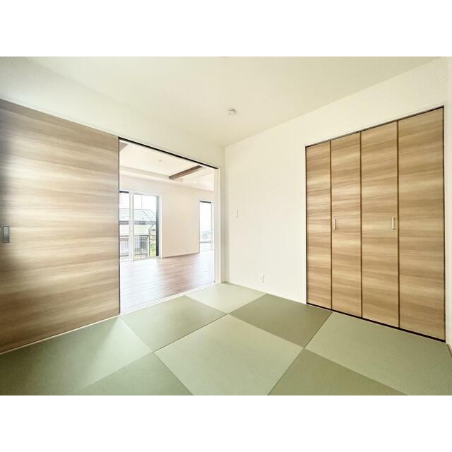 畳に座ったり、ごろんと寝転がった時の安堵感は独特のものです。やさしい手触りや素朴なぬくもりが安らぎを