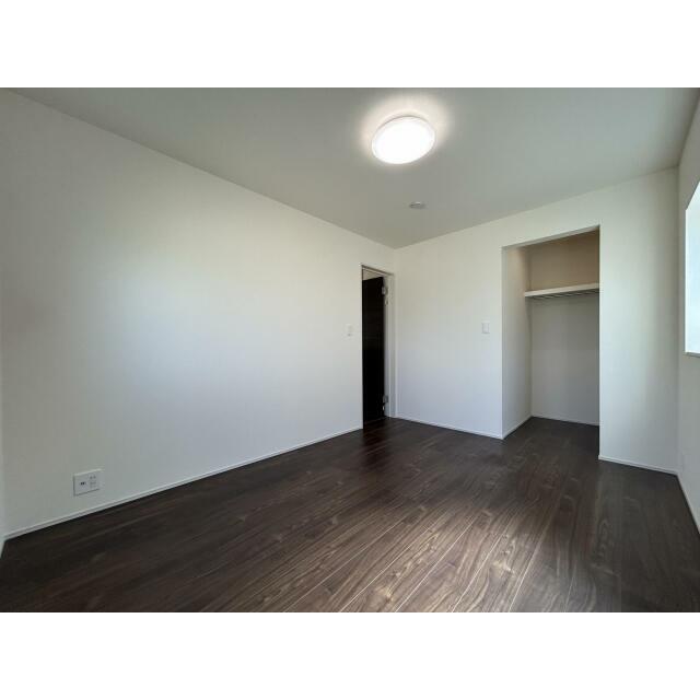 収納付き全居室なのでとても便利な仕様です♪お洋服がたくさんのご家族も安心です☆