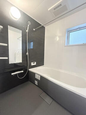 広々バスルーム。お子様とのふれあいの場所としても大切な空間。一日に疲れを癒す広々バスルームです。浴室