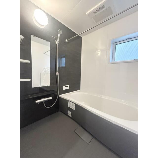 広々バスルーム。お子様とのふれあいの場所としても大切な空間。一日に疲れを癒す広々バスルームです。浴室