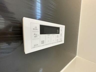 ボタンひとつでお湯張りや追い焚き、温度調整までしてくれる便利なオートバス機能付き！