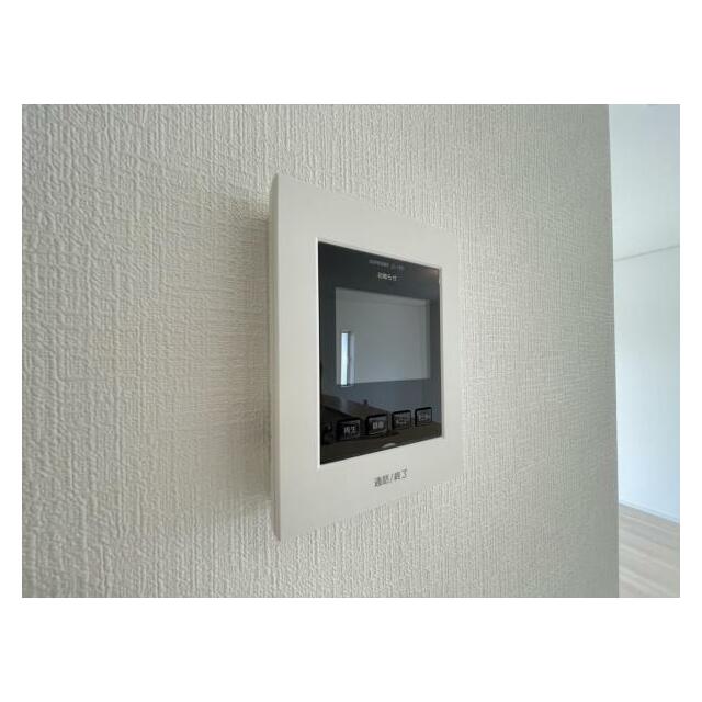 訪問者がひと目でわかるモニター付きインターホンを標準装備。お子さまのお留守番にも安心です！