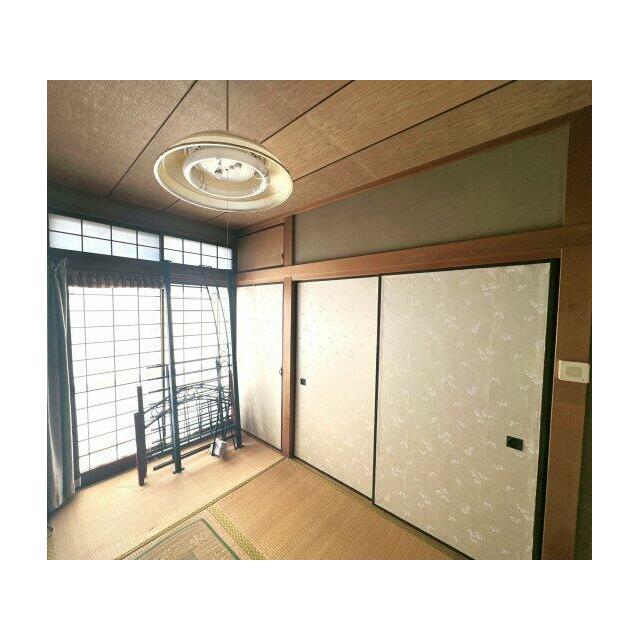 押入れ収納が充実しており、来客用の布団や季節物も収まります