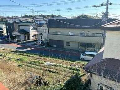 高台に位置し、遮る建物のない穏やかな街並みを見渡せます。