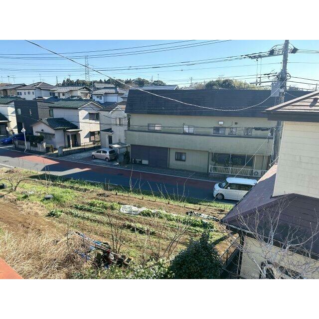 高台に位置し、遮る建物のない穏やかな街並みを見渡せます。