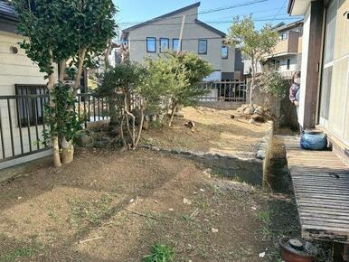 縁側でくつろぎながら、庭の植栽を楽しめる趣ある空間。