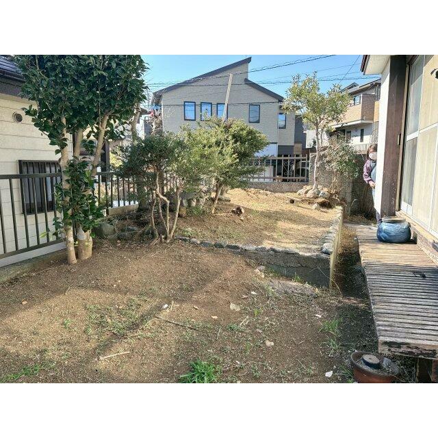 縁側でくつろぎながら、庭の植栽を楽しめる趣ある空間。