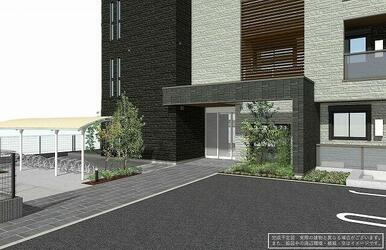 共用エントランスはオートドア・オートロック仕様。敷地内防犯カメラ、宅配ＢＯＸ設置済み。