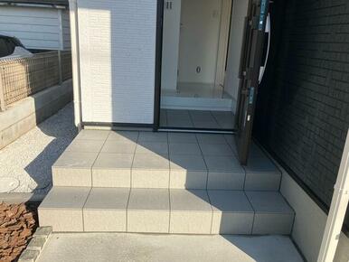 開ければ広がる、閉じれば落ち着く玄関（1号棟）