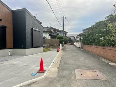 外観および前面道路