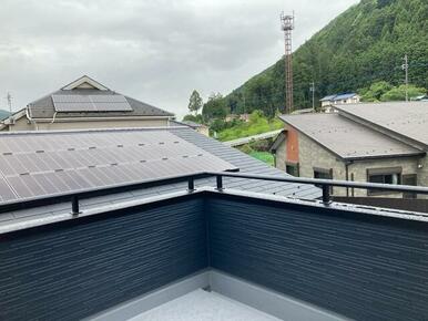 洗濯物や布団をたっぷり干せるのがうれしいバルコニー （3号棟）