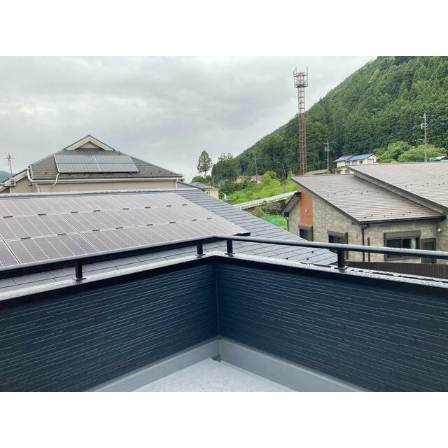 洗濯物や布団をたっぷり干せるのがうれしいバルコニー （3号棟）
