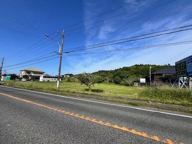 道路南側より、遠目から撮影した物件写真です。